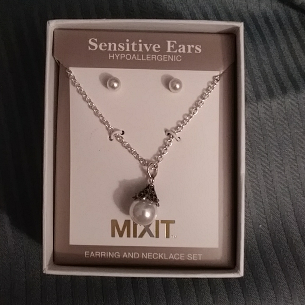 Pearl Earrings and Necklace Set (w/ Silver Chain)